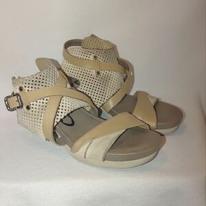 OTBT Take Off Perforated Tan Cream Leather Chunky Heeled Sandals Comfort Size 8